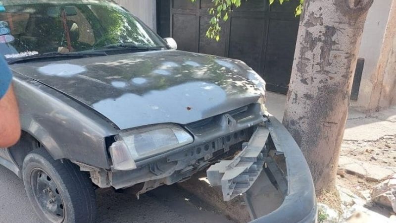 Remisero chocó contra un auto estacionado