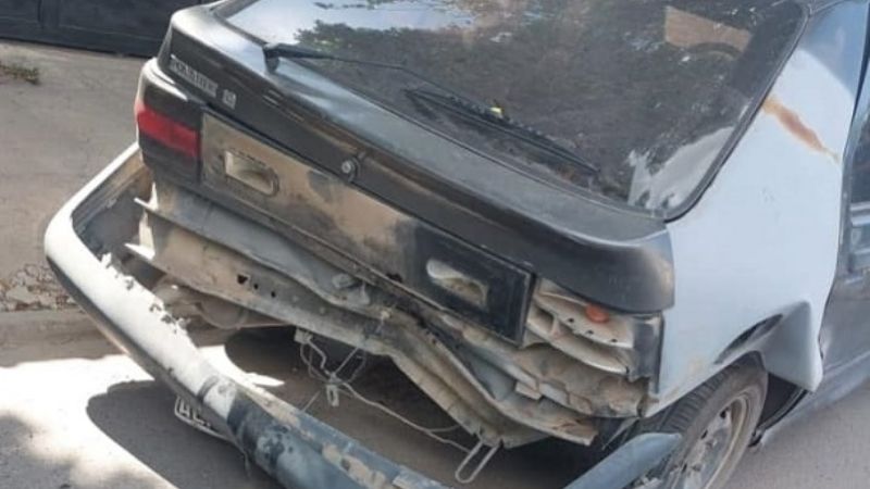 Remisero chocó contra un auto estacionado