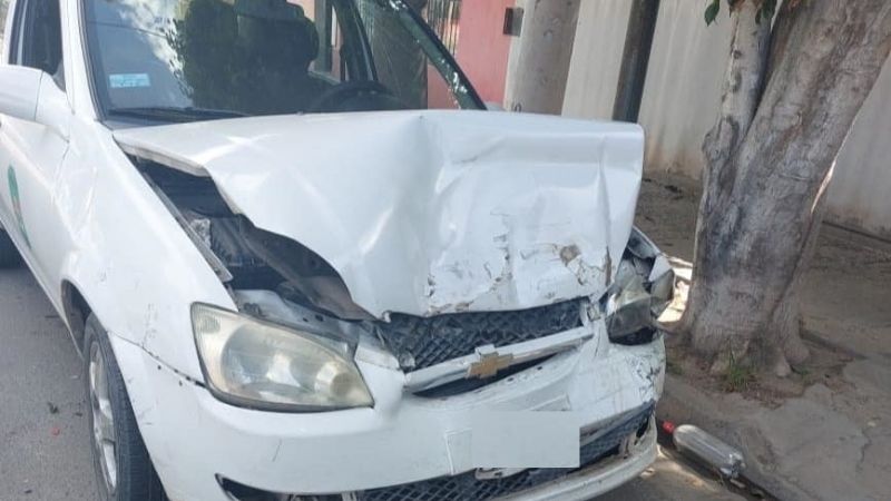 Remisero chocó contra un auto estacionado