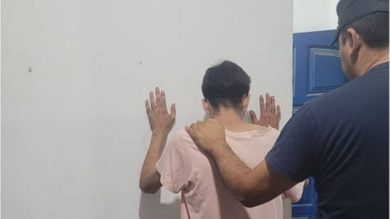 Sorprendió al ladrón en el techo de su casa