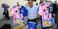 CAMISETAS alegóricas de la visita de Messi a El Salvador.