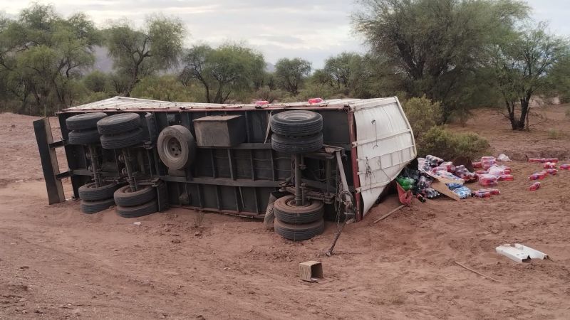 Chocaron un camión y una camioneta en Tinogasta