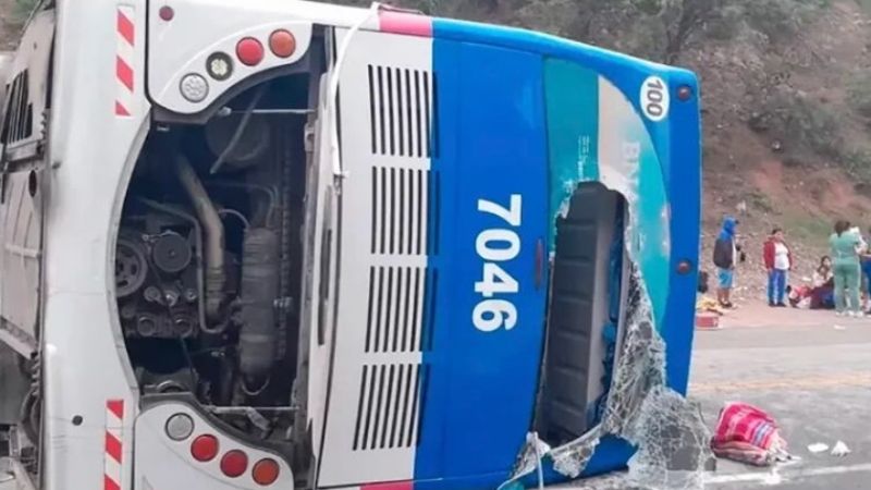 Tres muertos y 15 heridos en un choque entre un camión y un micro