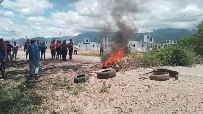 Becados se quedaron sin trabajo y cortaron la ruta