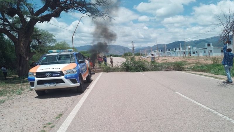 Becados se quedaron sin trabajo y cortaron la ruta