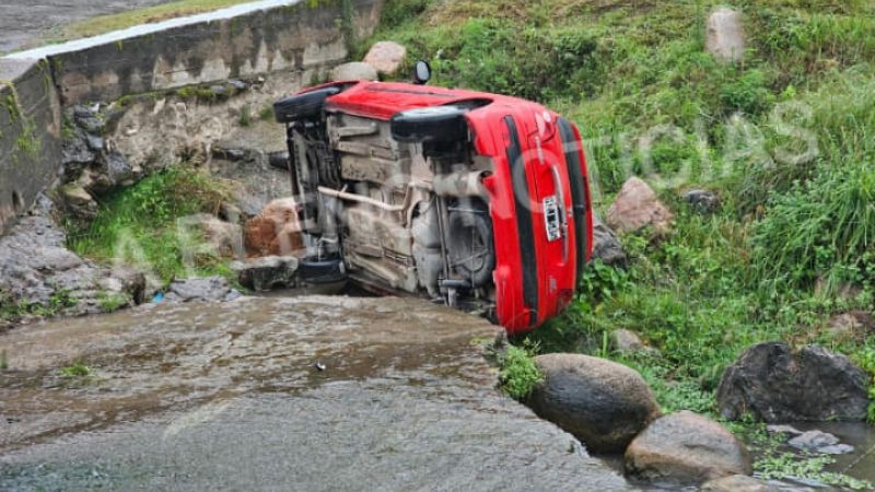 Automovilista se salió del bado y cayó al río en Balcozna