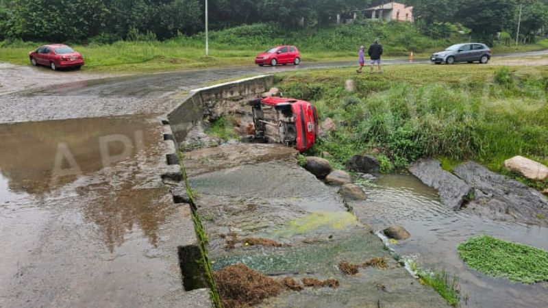 Automovilista se salió del bado y cayó al río en Balcozna