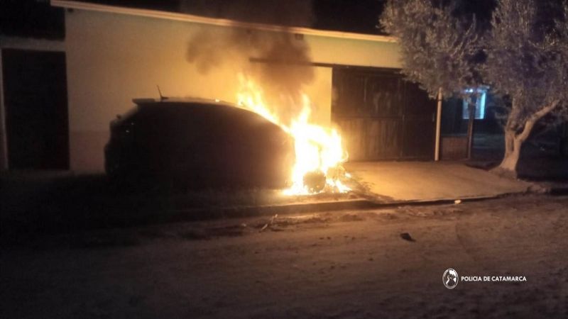 Sofocaron incendio en un vehículo