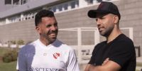 ENTRE AMIGOS. Carlos Tévez hizo las veces de 
