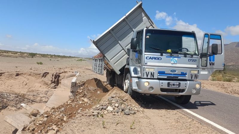 Recuperación de banquinas, desmalezado y encause de curso de agua