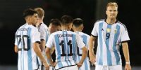 TRAS EL EMPATE 1 a 1 con Paraguay, con gol de Gondou (Der.), Argentina intentará hoy su primera victoria.