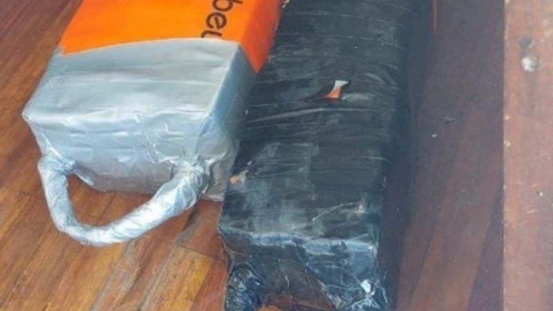 Encuentran casi 300 kilos de cocaína flotando en el Río de la Plata