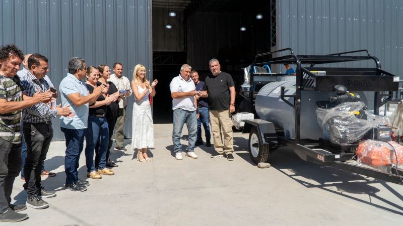 Entrega de equipo para mejorar el servicio de cloacas en Recreo