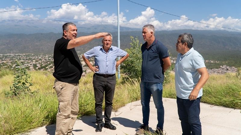 Visita de autoridades a la cisterna de la Quebrada de Moreira