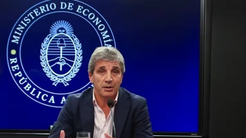 Caputo anunció que el Gobierno quitará el capítulo fiscal de la Ley Ómnibus