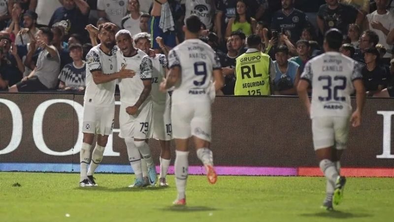 Independiente y Huracán ganaron de visitantes