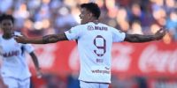 EL DEBUT SOÑADO para Walter Bou, que no jugaba en Vélez, y en Lanús arrancó con un 