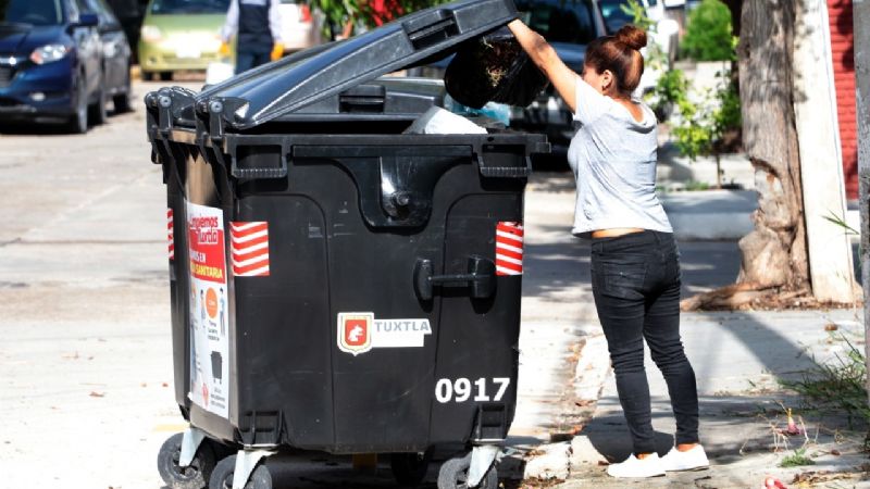 Crueldad sin límites: apuñalaron a un perro y lo dejaron en un contenedor