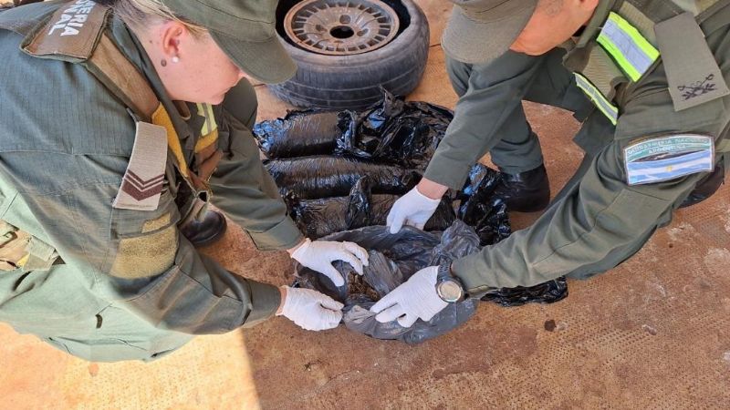 Auxilio pinchado: trasladaban más de 4 kilos de marihuana en la rueda de auxilio