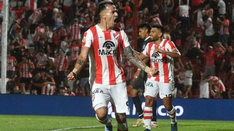 Instituto goleó 3-0 a Atlético Tucumán