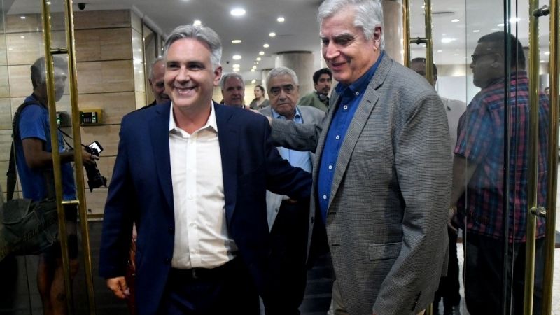 Llaryora cruzó al vocero Adorni, por el impuesto País