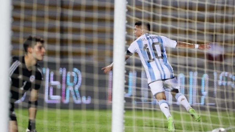 Argentina goleó 5-0 a Chile, avanzó en el Preolímpico