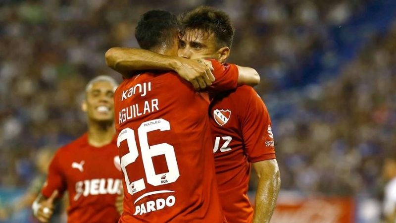 Nueva victoria del “Rojo”, que lidera su grupo