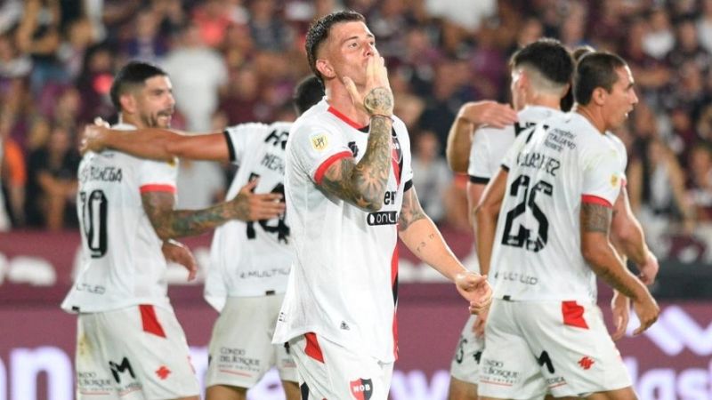 Newell's venció 2-0 a Lanús y también "manda