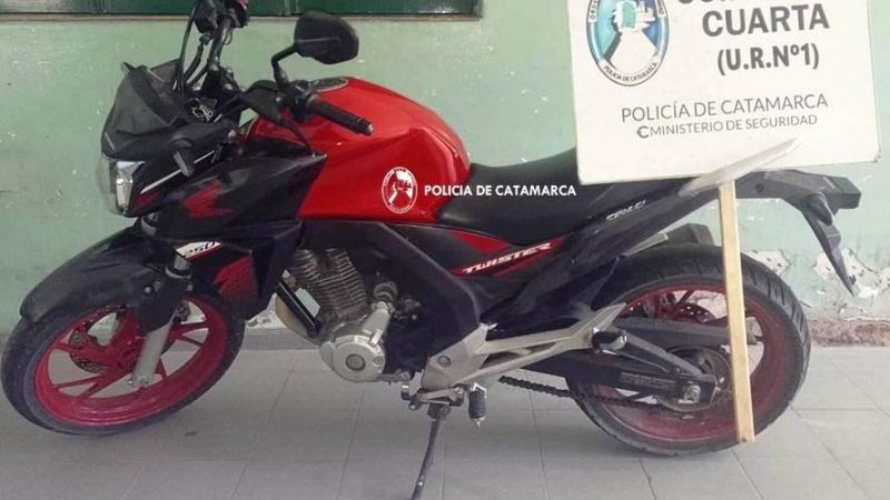 Vio estacionada en la calle la moto que le robaron