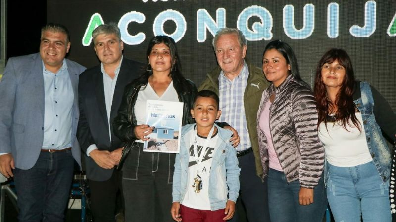 El vicegobernador Dusso y el intendente Cristian Gutiérrez entregaron viviendas en Aconquija