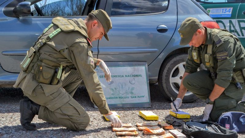 Detuvieron a un hombre que transportaba un bolso con cocaína y dinero