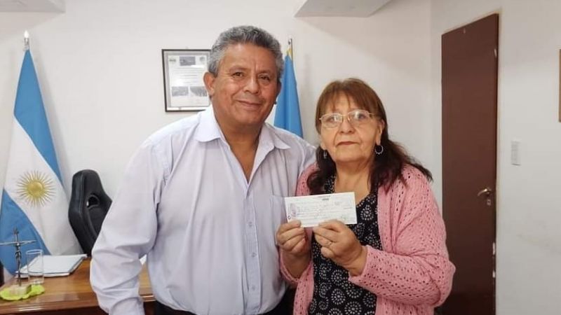 Gómez entregó cheques a regantes