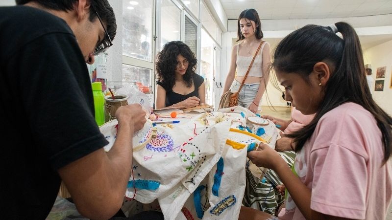 Invitan a participar de un bordado colectivo en la Feria del Libro