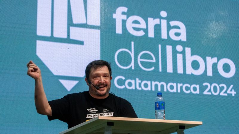 Casciari cautivó al público con sus cuentos en la Feria del Libro de Catamarca