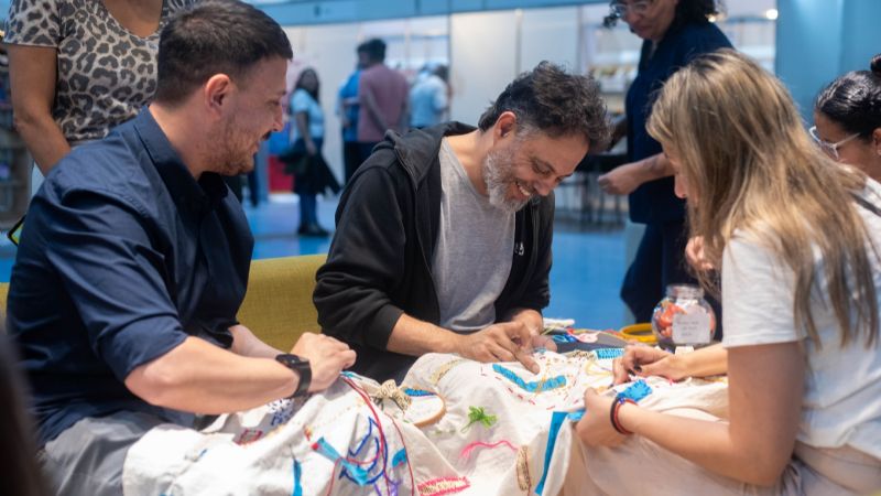 “Insumos para un texto en común”, bordado de forma colectiva en la Feria del Libro
