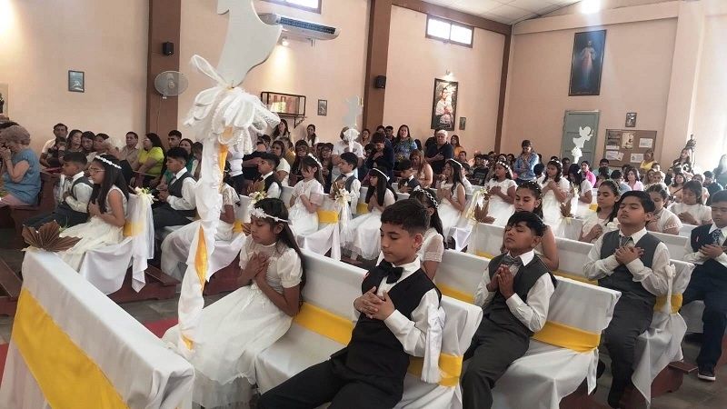 Más de 200 niños recibieron su Primera Comunión