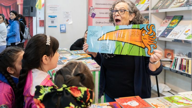 Leerles en voz alta y dejarlos manipular libros: consejos para acercar a los chicos a la lectura