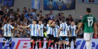 LOS JUGADORES celebrando uno de los tres goles de Messi, en la goleada 6-0 a Bolivia.