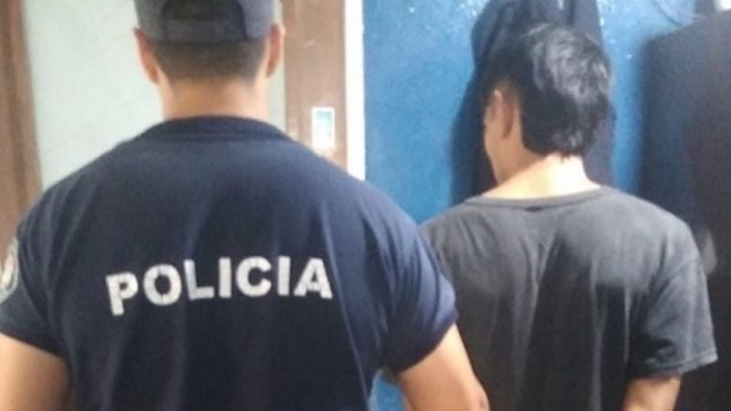 Golpeó a su mujer con un palo de escoba