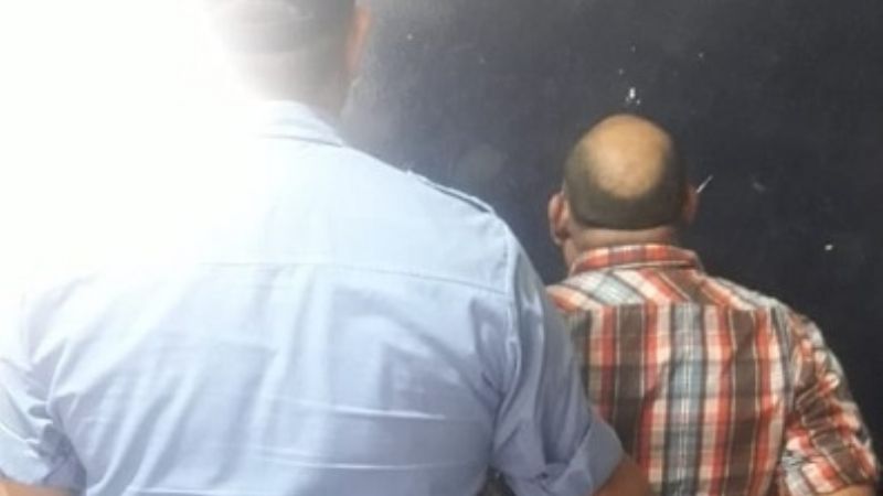 Golpeó a su mujer con un palo de escoba