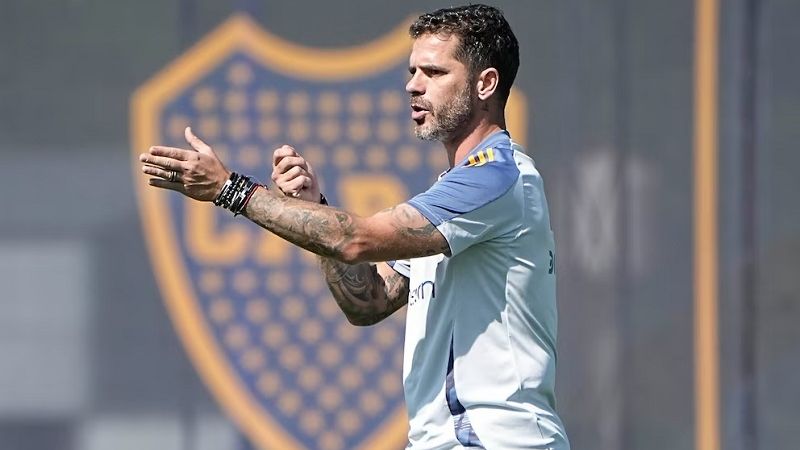 Va apareciendo el “11” para el debut de Gago