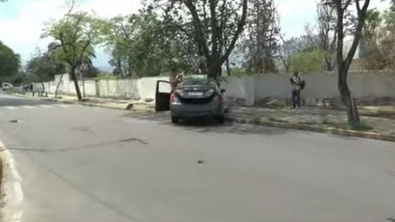 Remisero se estrelló contra un árbol en la rotonda Felipe Varela