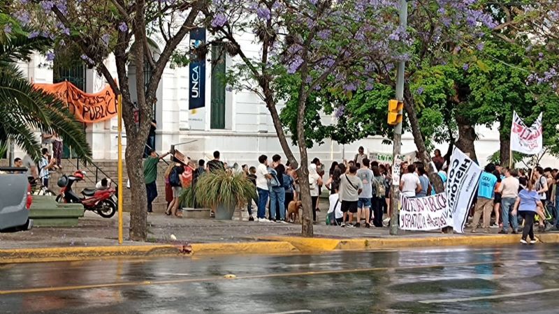 Estudiantes fastidiados con la toma universitaria