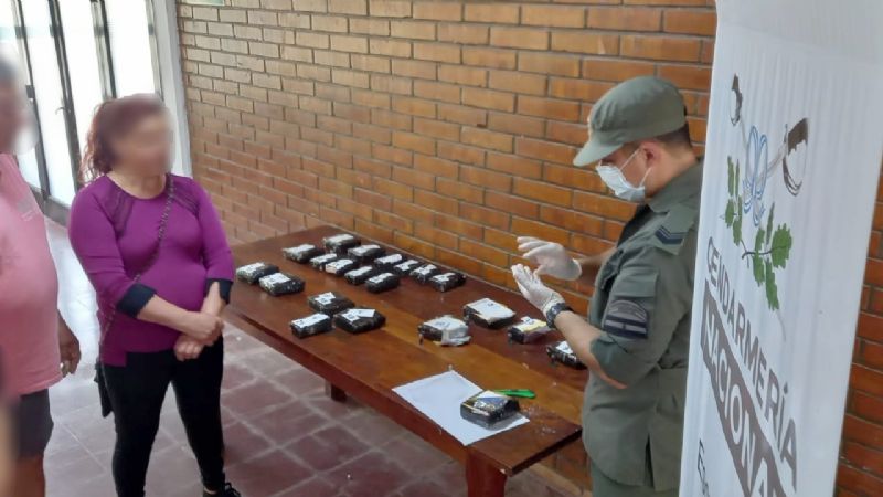 Llevaban 21 ladrillos de cocaína escondidos en el interior de un auto y fueron detenidos