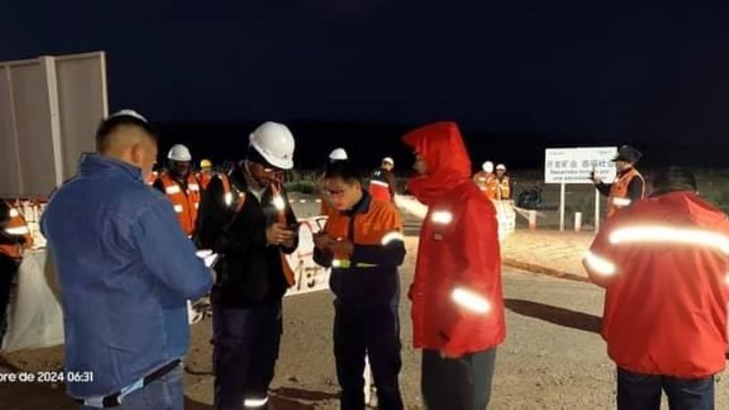 Trabajadores reclaman pagos de empresa minera china