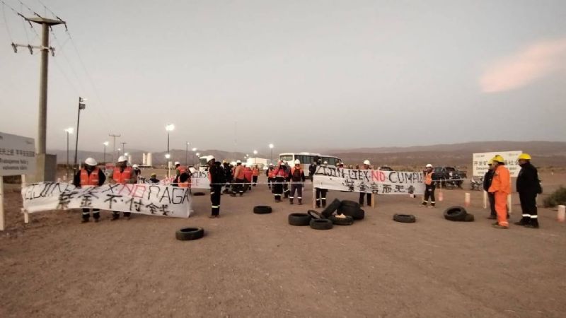 Trabajadores reclaman pagos de empresa minera china