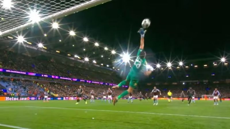 “Dibu” figura, en triunfazo de A. Villa ante Bayern Munich