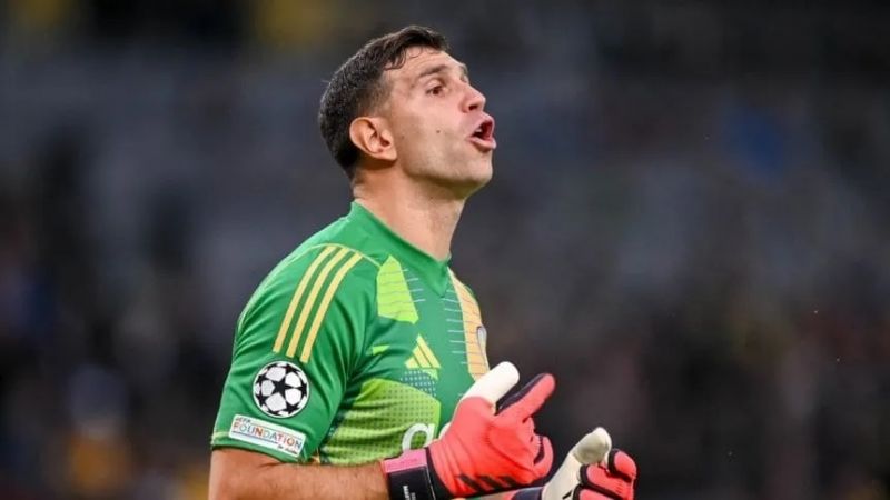 “Dibu” figura, en triunfazo de A. Villa ante Bayern Munich