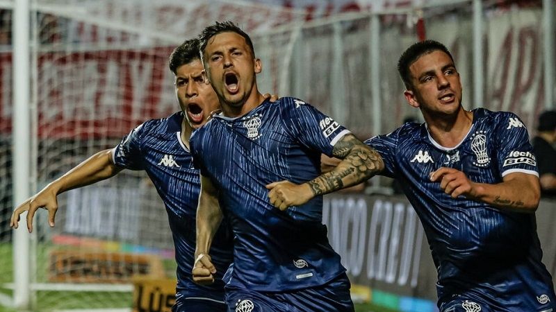 Huracán venció a Unión y “apura” al líder Vélez