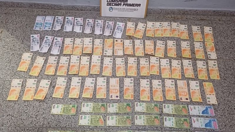 Policias aprehenden a dos arrebatadores y recuperaron lo sustraído